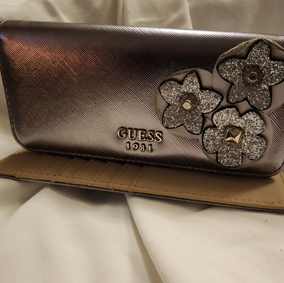 Guess Liya Women's Metallic Silver 3D Flower Detail Trifold Wallet Clutch. - Picture 4 of 4